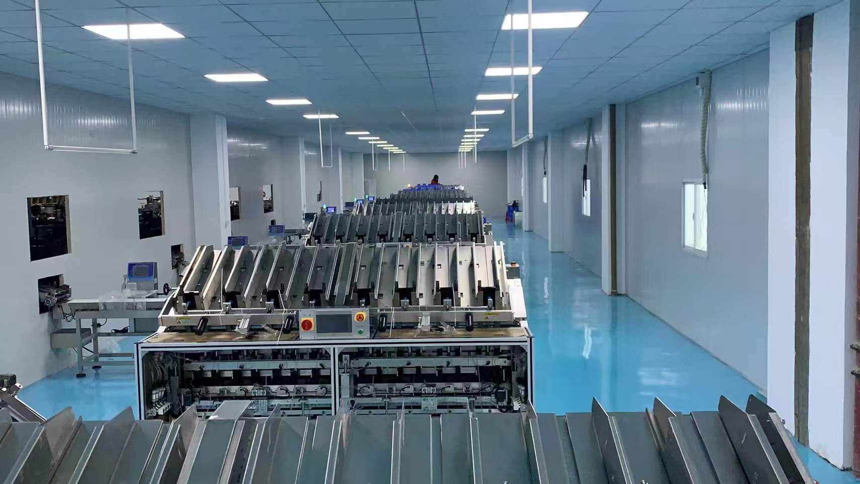 面膜灌裝機(jī)生產(chǎn)注意事項(xiàng)：確保高效安全運(yùn)行